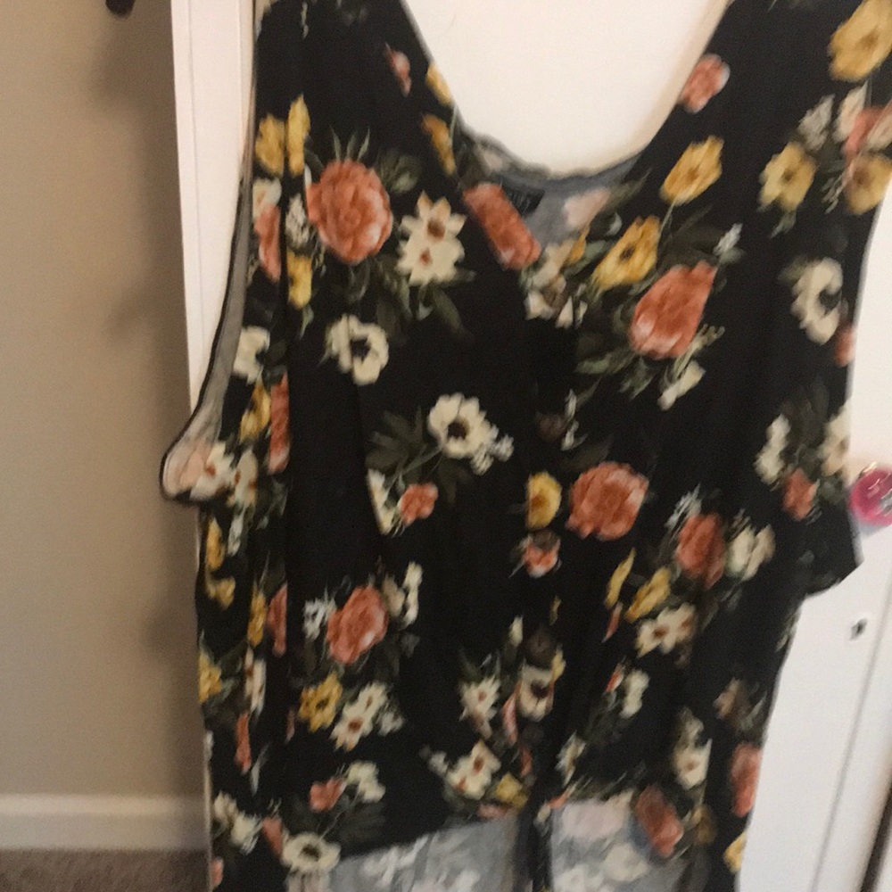 Floral top. Tie waist